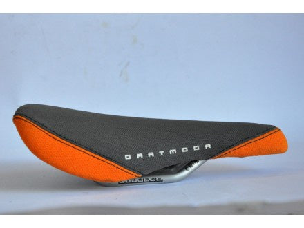 DARTMOOR - HARDY RAIL SADDLE BLACK ORANGE